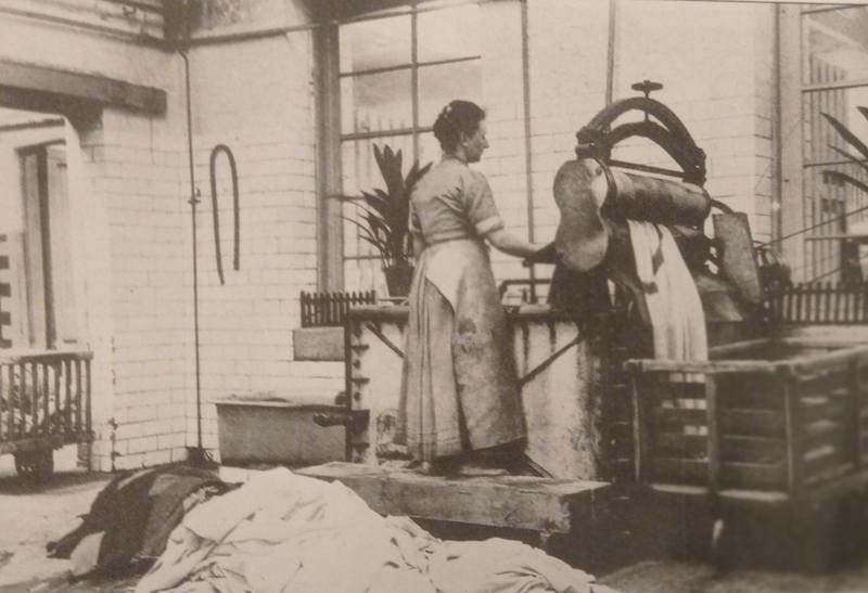 Using The Mangle At A Glasgow Washhouse image