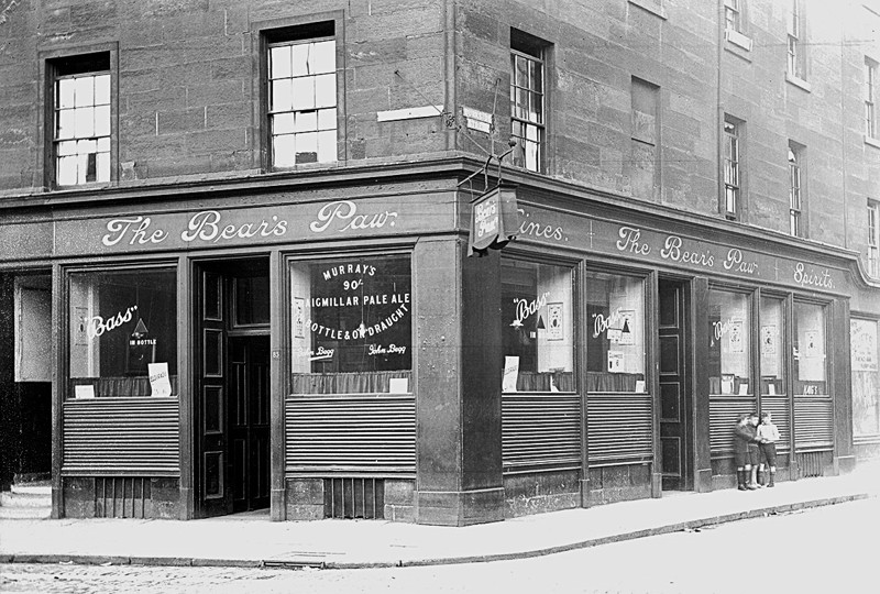 Bear's Paw Pub On Garscube Road, Cowcaddens, 1933. image