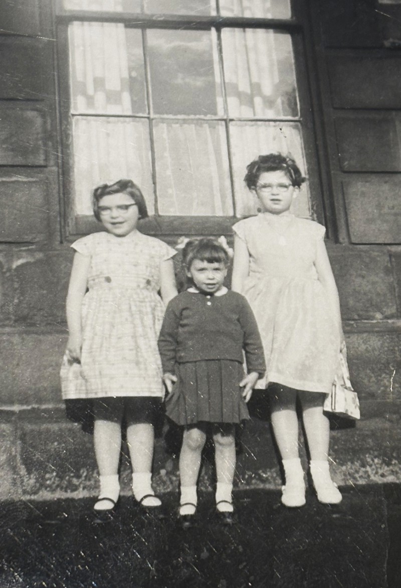 L R Noreen Lynagh, Maureen Lynagh, Sarah Lynagh, 1964, North Frederick Street, Townhead, Glasgow. Courtesy Of Respondent Noreen Mclaughlin image