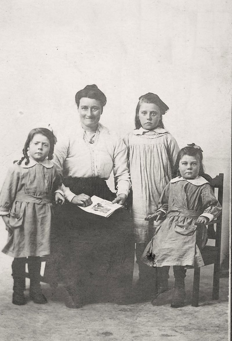 Robert Tedford's, Respondent, Family The Thompsons, From 1120 Dumbarton Rd. L R Susan, Margaret, Margaret, Annie, C.1914. Courtesy Of Robert Tedford image