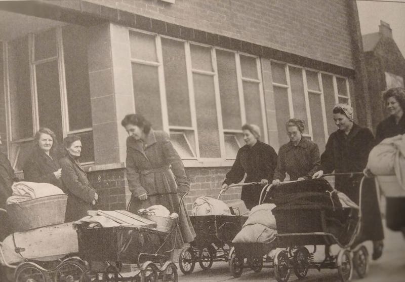 Glasgow Woman Arriving At Kingston Baths With Their Washing In Prams 1957 image