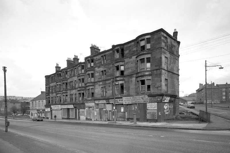 Maryhill Rd Politician At The Left And Shawpark To The Right image