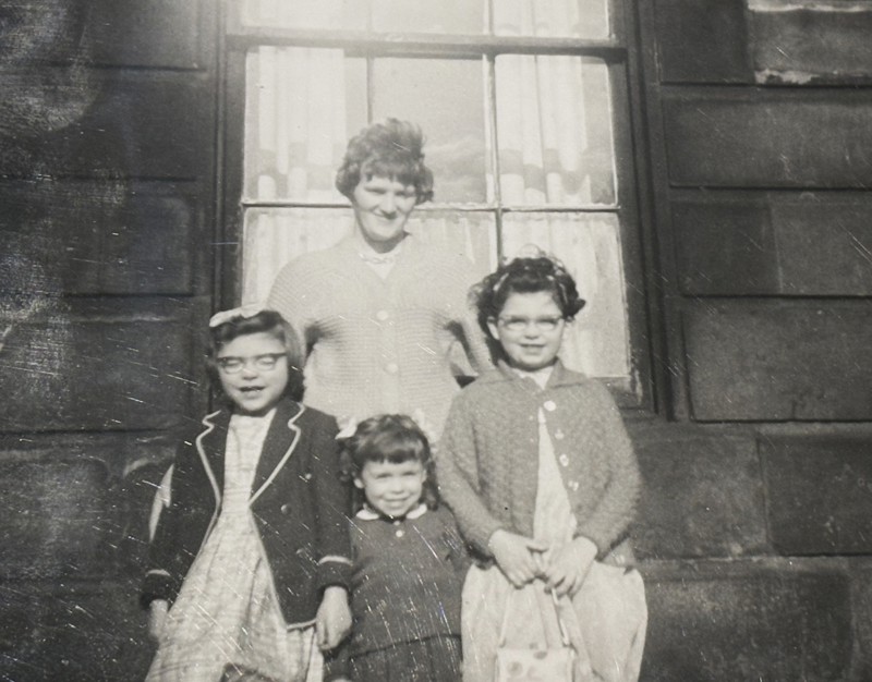 Back Rita Mcbride. Front L R Noreen Lynagh, Maureen Lynagh, And Sarah Lynagh, North Frederick Street, Townhead, Glasgow. Courtesy Of Respondent Noreen image
