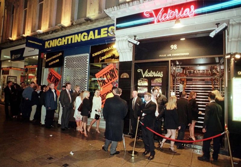 Queuing At Victoria's In Sauchiehall Street, Glasgow In 1998. The Club Was Destroyed By Fire In 2018. Derek Summers image